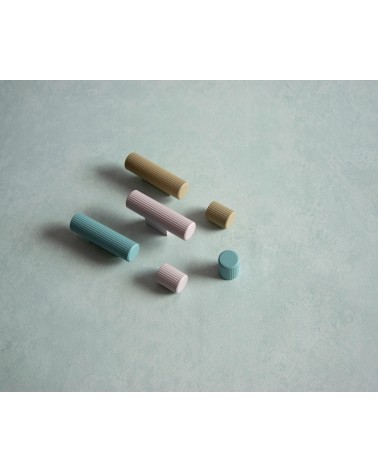 Botón de mueble en aluminio AVANTI tirador de diseño colocado sobre una superficie gris