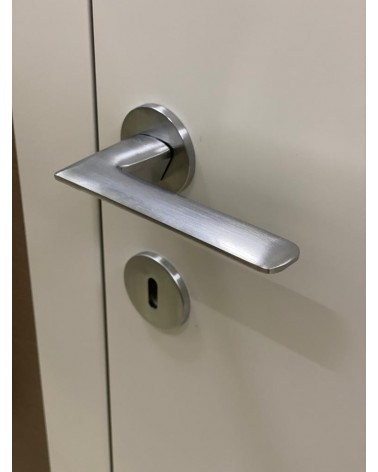 Tirador de puerta en zamak Line GIULIA tirador de diseño color 1 vista superior inclinada montado en una puerta