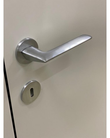 Tirador de puerta en zamak Line GIULIA diseño color 1 vista inferior montada en una puerta