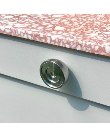 Botón de mueble de acero inoxidable modelo 02 tirador de diseño vista superior inclinada montada en un mueble