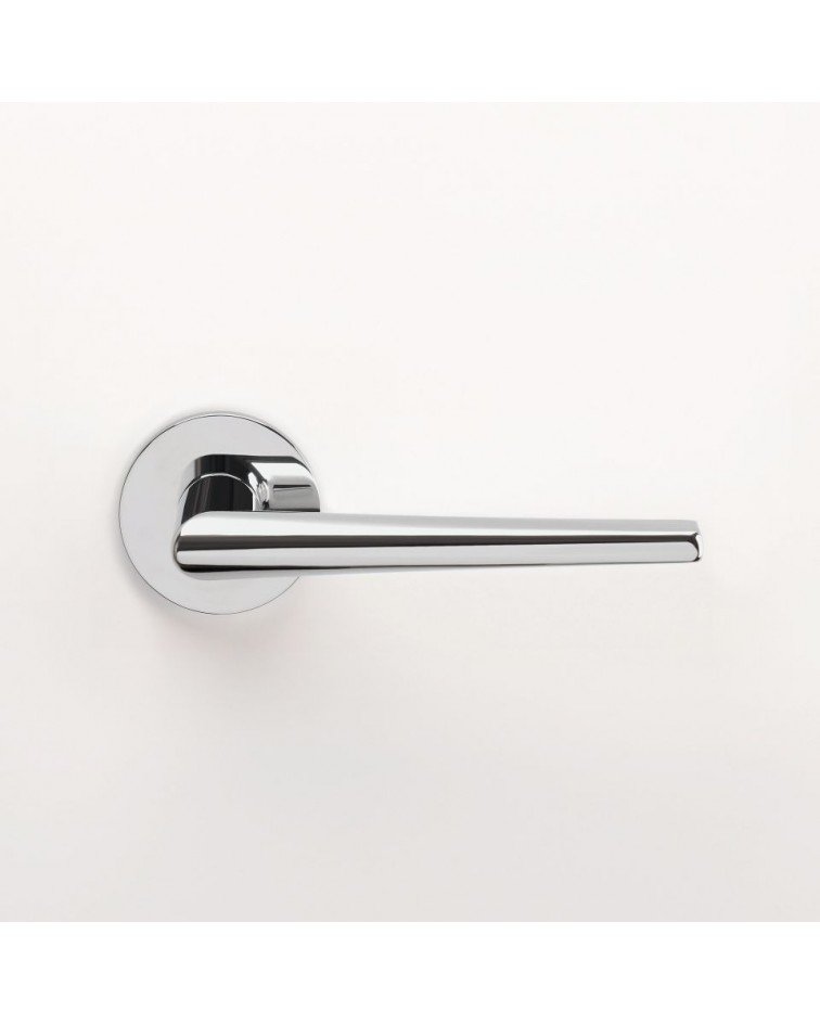 Tirador de puerta de aluminio SALTA tirador de diseño montado en una puerta