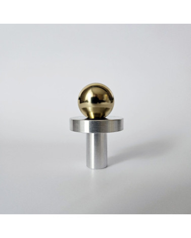 Botón de mueble oro pulido/cromo pulido POLA tirador de diseño sobre fondo gris