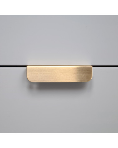 Tirador de mueble en latón EDIT EDGE tirador de diseño vista de frente
