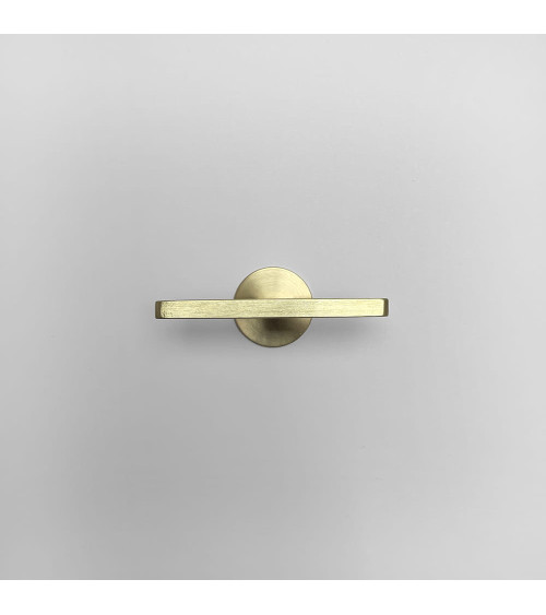 Botón de mueble en latón ISA T diseño