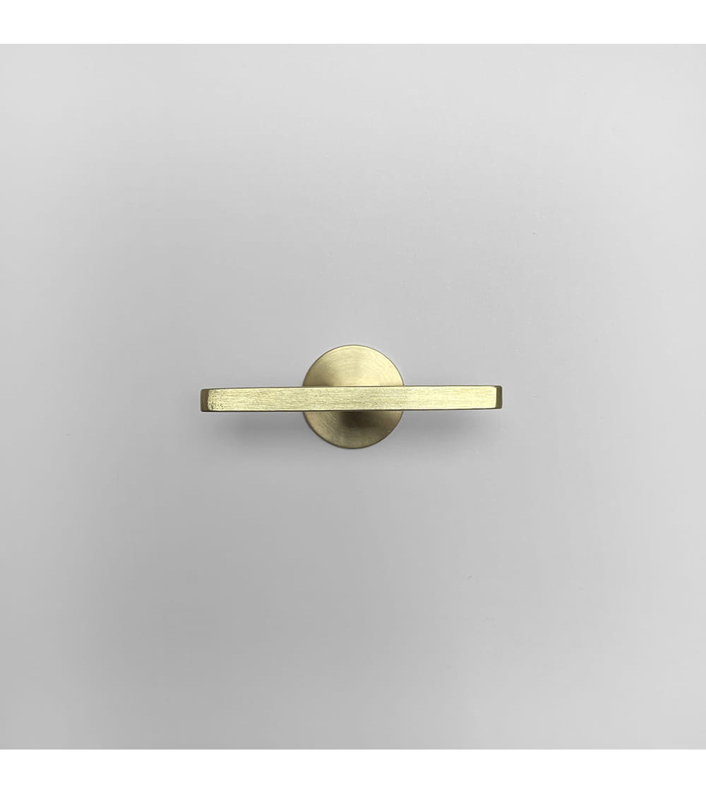 Botón de mueble en latón ISA T diseño