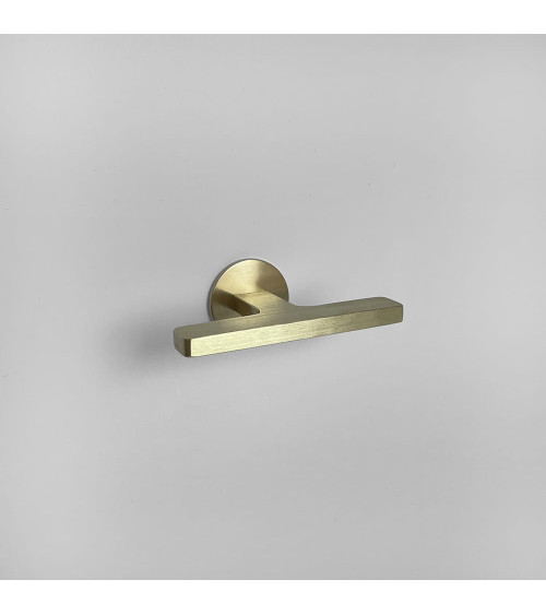 Botón de mueble en latón ISA T diseño