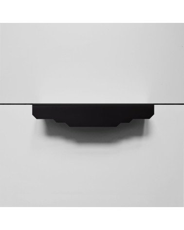 Tirador de mueble en latón KARLA BLACK diseño vista de frente sobre fondo claro