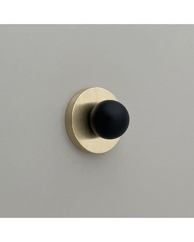 Botón de mueble dorado mate/negro MONA tirador de diseño visto de frente ligeramente inclinado