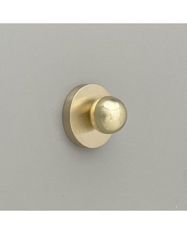 Botón de mueble de latón MONA S tirador de diseño visto de lado