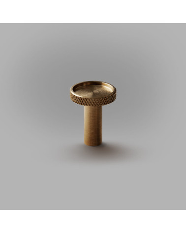 Botón de mueble en latón VERA S tirador de diseño colocado sobre una placa