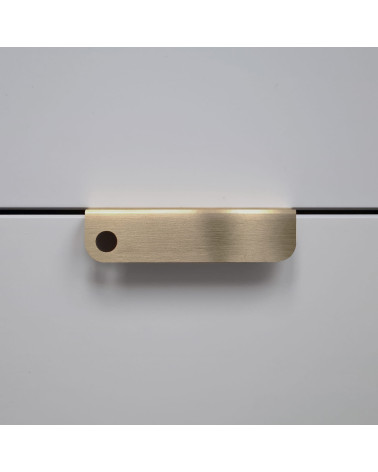 Tirador de mueble en latón barnizado EDIT Edge tirador de diseño visto de frente