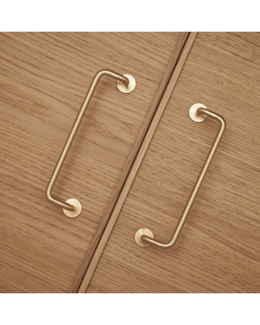 Tirador de mueble oro pulido AVA M barnizado tirador de diseño visto desde arriba montado en un armario
