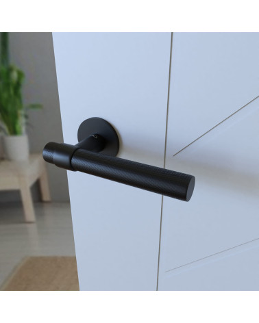 Tirador de puerta negra GHOST diseño montada en una puerta entreabierta