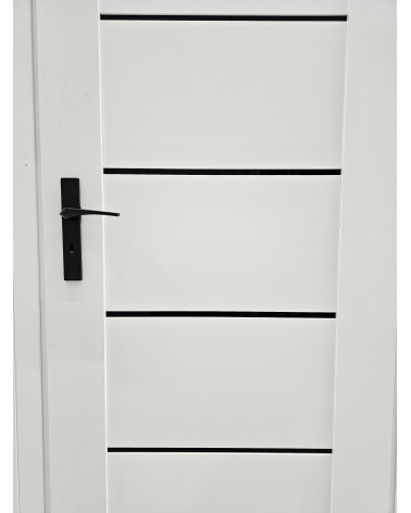 Manija de puerta negra ADEL sobre una puerta blanca