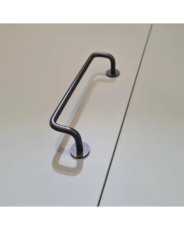 Tirador de mueble negro AVA tirador de diseño vista desde abajo montado en un mueble