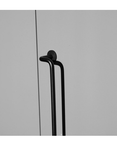 Tirador de mueble negro AVA tirador de diseño vista de frente ligeramente inclinado en la mitad