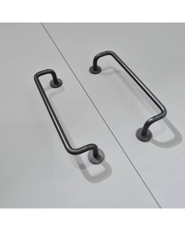 Tirador de mueble negro AVA tirador de diseño vista desde abajo montado en un armario