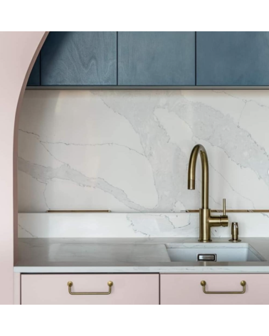 Tirador de mueble en latón AVA tirador de diseño instalado en mueble de cocina