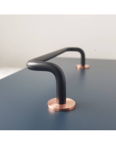 Tirador de mueble negro AVA tirador de diseño vista desde abajo con zoom