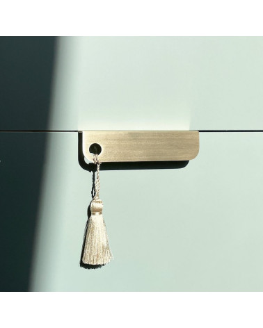 Tirador de mueble en latón EDIT O tirador de diseño fijado horizontalmente