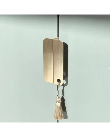 Tirador de mueble en latón EDIT O tirador de diseño vista inclinada posado verticalmente