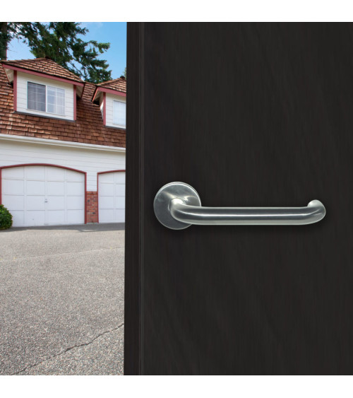 Tirador de puerta PMR modelo Reteuil en una puerta