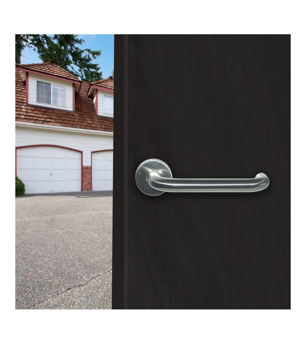 Tirador de puerta PMR modelo Reteuil en una puerta