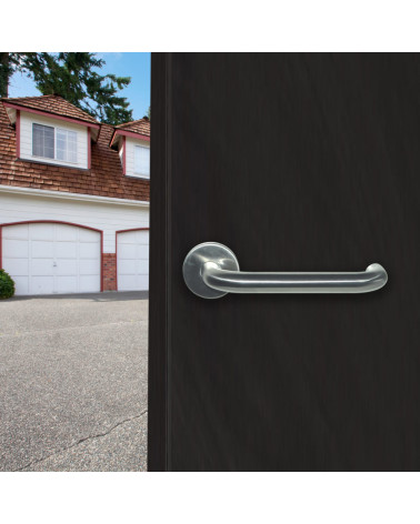 Tirador de puerta PMR modelo Reteuil en una puerta