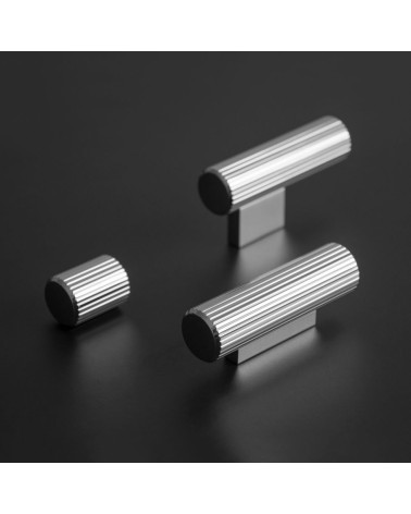 Botón de mueble cromo pulido AVANTI tirador de diseño colocado sobre una superficie oscura
