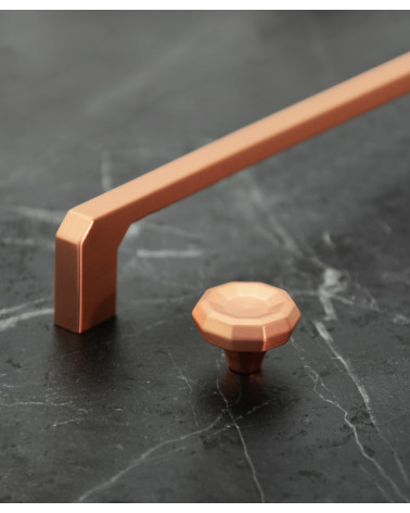 Tirador de mueble cobre CAMPANA diseño presentado sobre una superficie de mármol