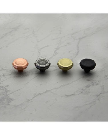 Tiradores de mueble CAMPANA diseño alineados sobre una superficie de mármol claro