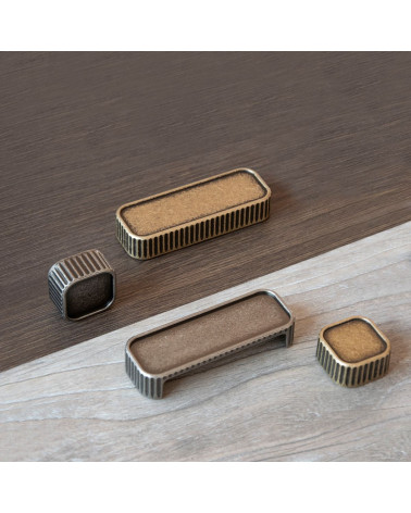 Botón de mueble WEGA tirador de diseño colocado sobre una placa de madera