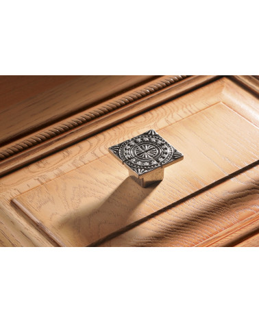 Botón de mueble SPARTA tirador de diseño fijado en un mueble de madera