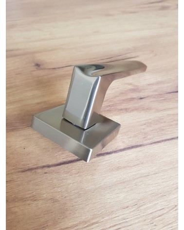Tirador de puerta moderno DIUNA tirador de diseño vista ampliada sobre placa