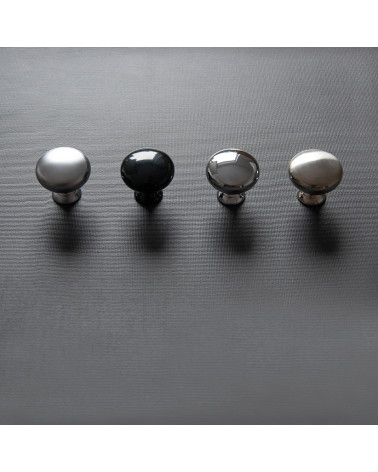 Botón de mueble TORONTO tirador de diseño alineados horizontalmente sobre una superficie oscura