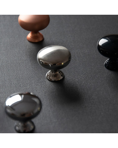 Botón de mueble TORONTO tirador de diseño colocados sobre una superficie negra