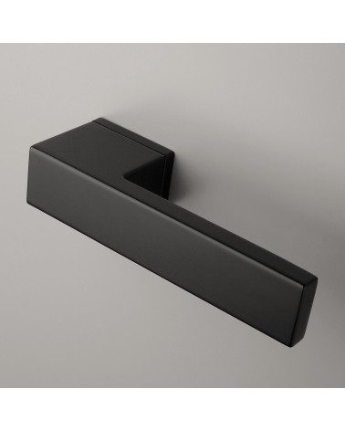 Tirador de puerta futurista CARLINA tirador de diseño montado en una puerta