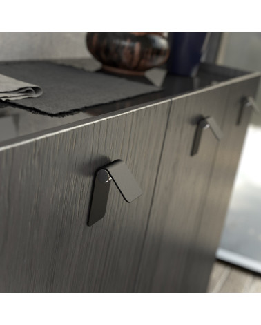 Tirador de mueble negro mate/cromo brillante TORN-1 tirador de diseño montado en un mueble