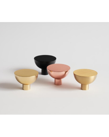 Botón de mueble LUNA M tirador de diseño posado sobre una superficie clara
