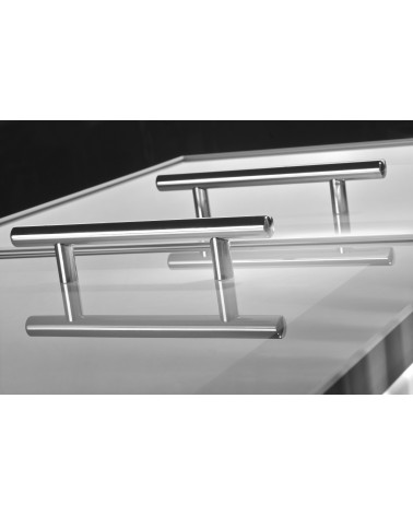 Tirador de mueble SANTA CRUZ tirador de diseño colocado sobre una superficie espejo