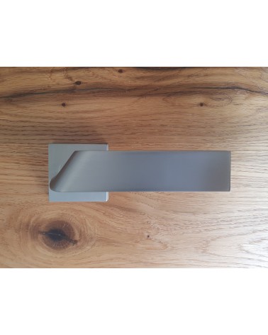 Tirador de puerta Buzz QR con roseta llave L - herraje de diseño