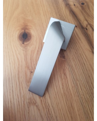 Manilla de puerta Buzz QR con roseta llave WC - ferretería de diseño