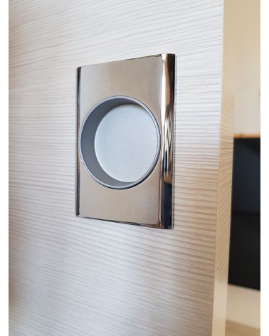 Tirador para puerta corredera de línea depurada MANDELLI 1038TL ferretería de diseño montado en una puerta