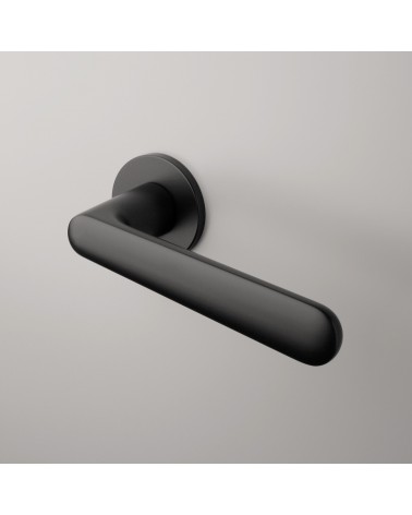 Tirador de puerta clásico ARIA tirador de diseño montado en una puerta