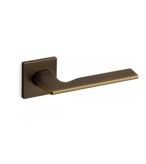 Tirador de puerta en latón Mandelli Kiri herraje decorativo