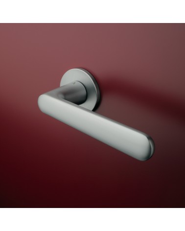 Tirador de puerta cromo satinado ARIA tirador de diseño montado en una puerta