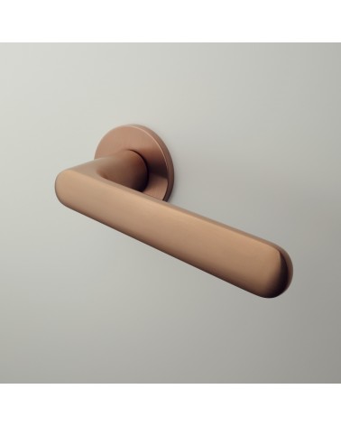 Tirador de puerta cobre ARIA tirador de diseño montado en una puerta