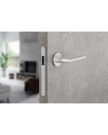 Tirador de puerta cromo satinado Scandi slim herraje de diseño montado en una puerta