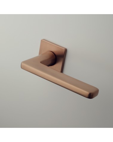 Tirador de puerta cobre SETIA tirador de diseño montado en una puerta