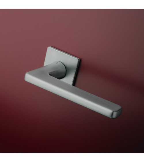 Tirador de puerta cromado satinado SETIA diseño decorativo